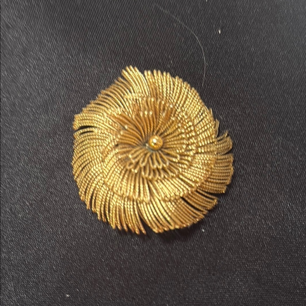 Elegant Gold Floral Brooch - Picture 1 of 3